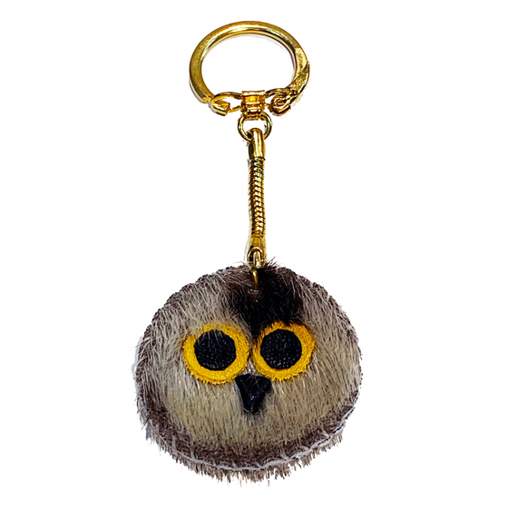 Round sealskin owl (ook pik) face key ring.