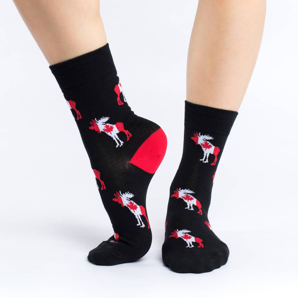 These fun socks feature moose silhouettes filled with the canadian flag on a base of black with a red heel. Spandex added to the 85% cotton blend gives the socks the perfect amount of stretch to hug your feet.