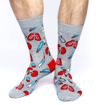 These fun socks feature images related to the medical feels, such as thermometers, brains, and stethoscopes on a background of light grey with a red heel. Spandex added to the 85% cotton blend gives the socks the perfect amount of stretch to hug your feet.